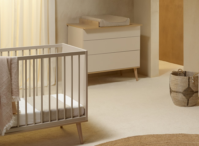 Flow clay & oak babykamer